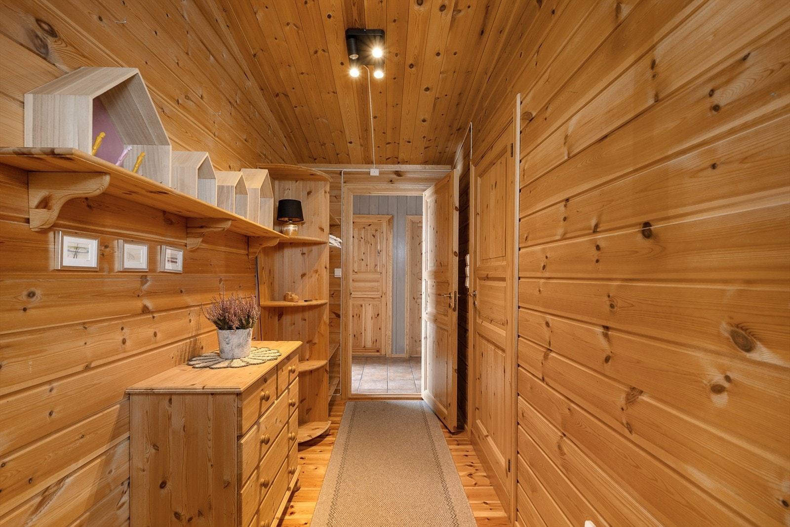 Gang med plass til oppbevaring av yttertøy og utstyr. Herfra er det adkomst til badet og 2 av hyttas soverom, samt inngang til oppholdsrommet. Galleribilde