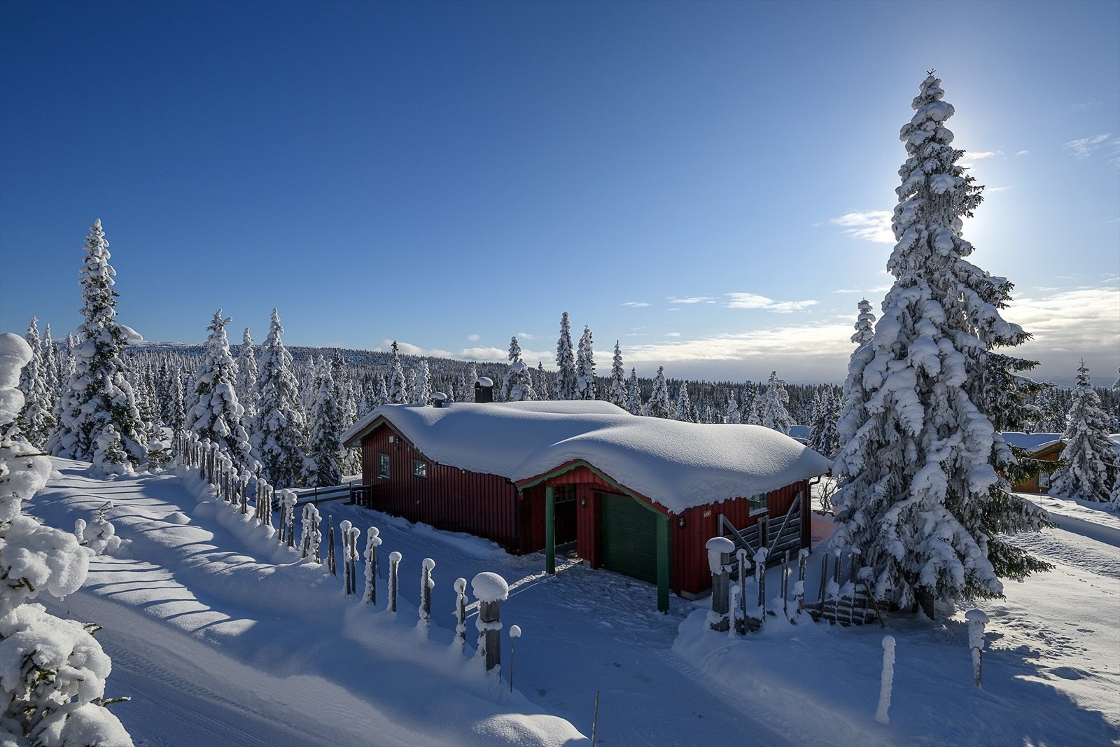 Trivelig og tiltalende fritidseiendom som består av hytte og garasje. Populær beliggenhet på Vassbakken på Sjusjøen. Galleribilde