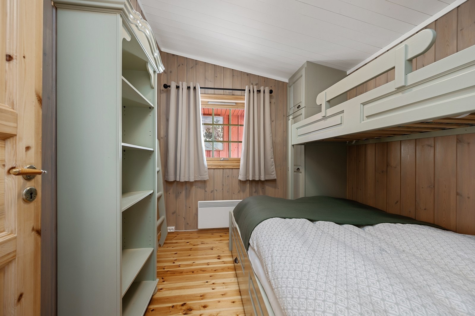 Soverom 3 er innredet med plassbygd familiekøye og tilhørende skap og hylleseksjon. Galleribilde