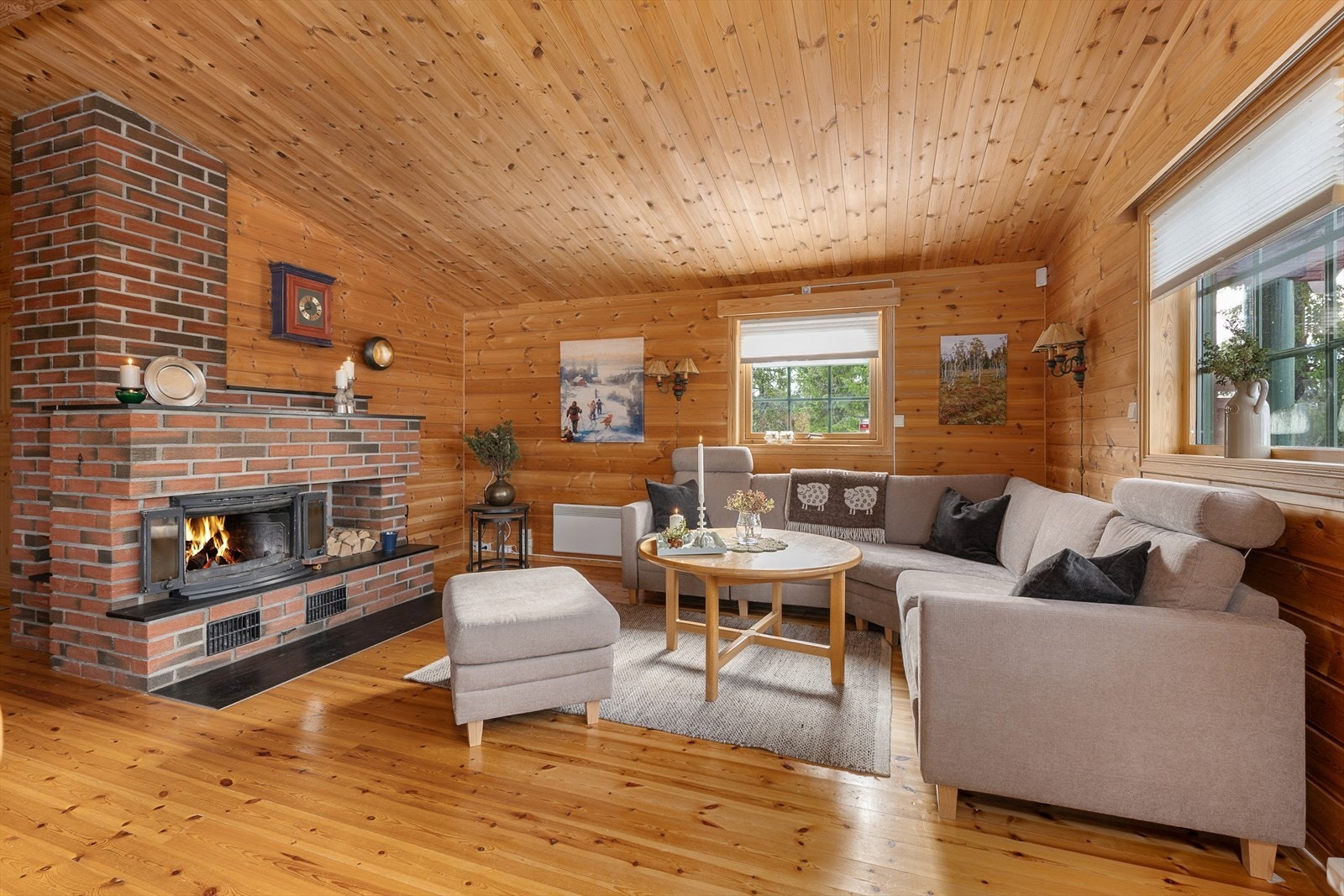 Oppholdsrommet er sosialt og hyggelig med en åpen løsnin mellom kjøkken og stue. Galleribilde