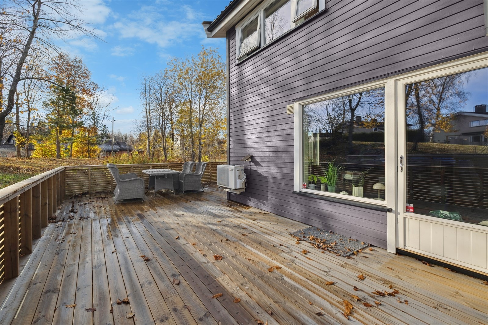 Fra stuen er det utgang til en stor terrasse som måler hele 50 kvm. Galleribilde