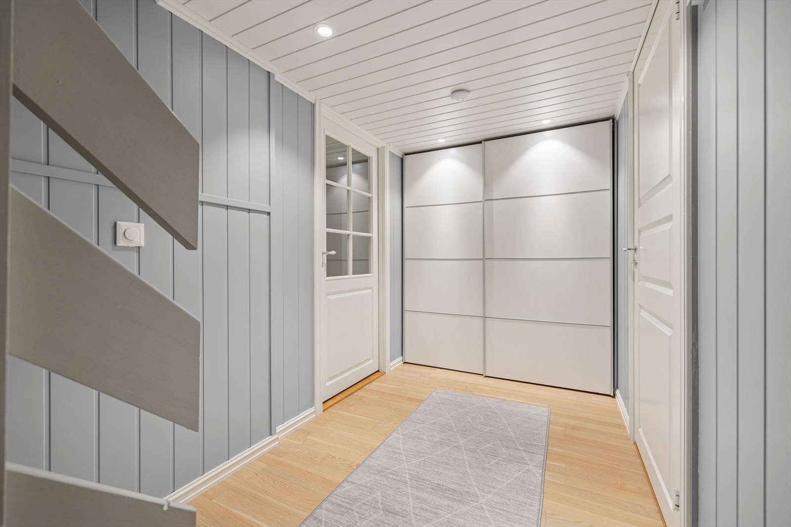 Rom i kjeller innredet som gang. Kjelleren er opprinnelig kun kjellerareal og ikke godkjent for varig opphold. Se Galleribilde