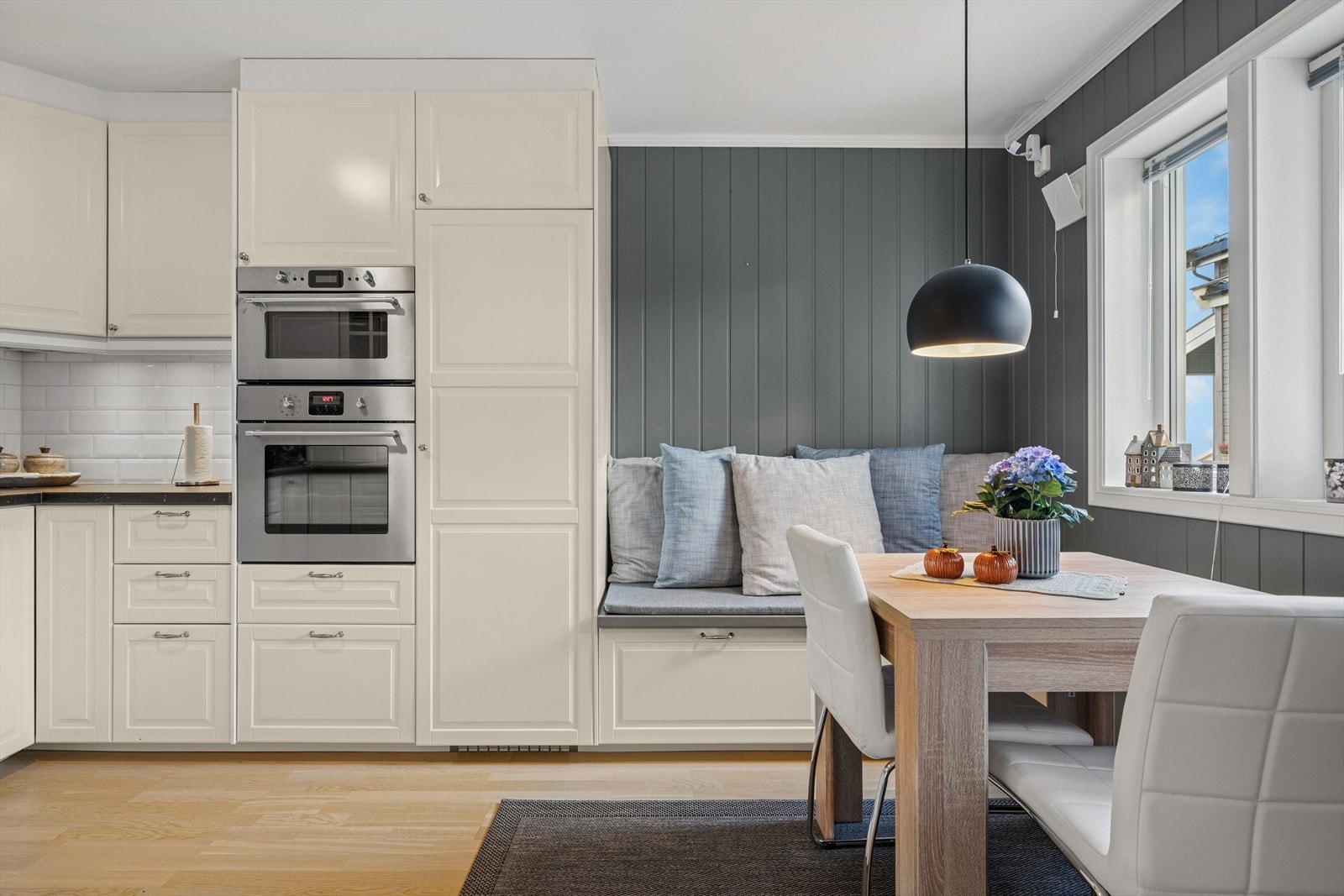 Kjøkkenet har en praktisk sittebenk som er integrert i innredningen og gir ekstra plass, samt god plass til spisebord. Galleribilde