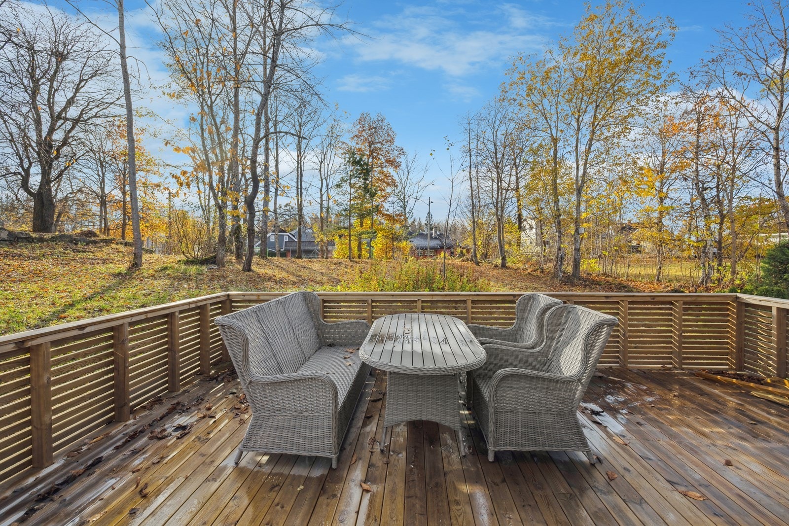 Terrassen har gode solforhold og god plass til utemøblementer. Galleribilde