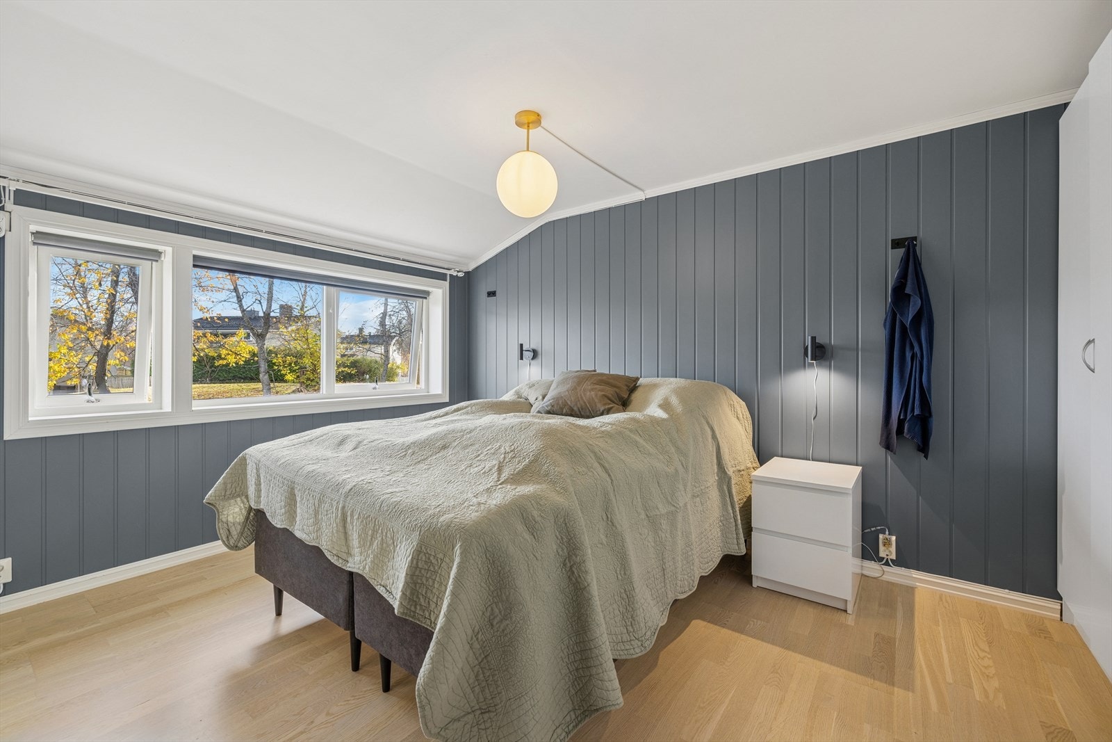 Boligen har tre soverom i 2. etasje, alle med gode lysforhold. Galleribilde