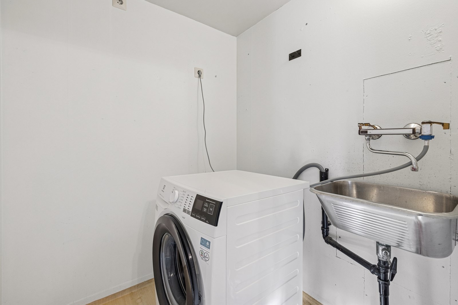 Vaskerommet har belegg på gulv, malte flater og er utstyrt med skyllekar og opplegg til vaskemaskin. Naturlig ventilasjon. Rommet har behov for oppgradering for å møte dagens våtromskrav. Galleribilde