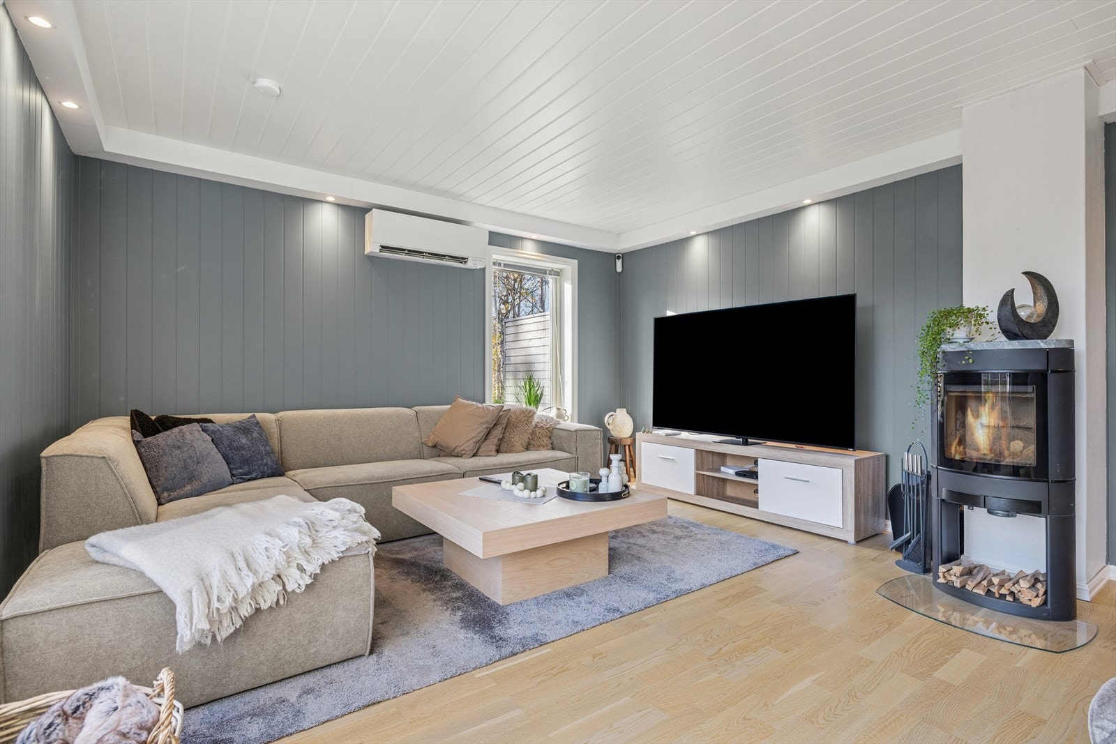 Moderne vedovn gir ekstra varme på kjølige dager, og boligen har i tillegg varmepumpe for komfortabel temperatur året rundt. Galleribilde