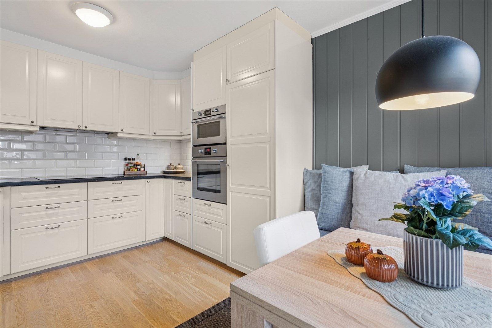 Det er god plass til både matlaging og hyggelige måltider. Galleribilde