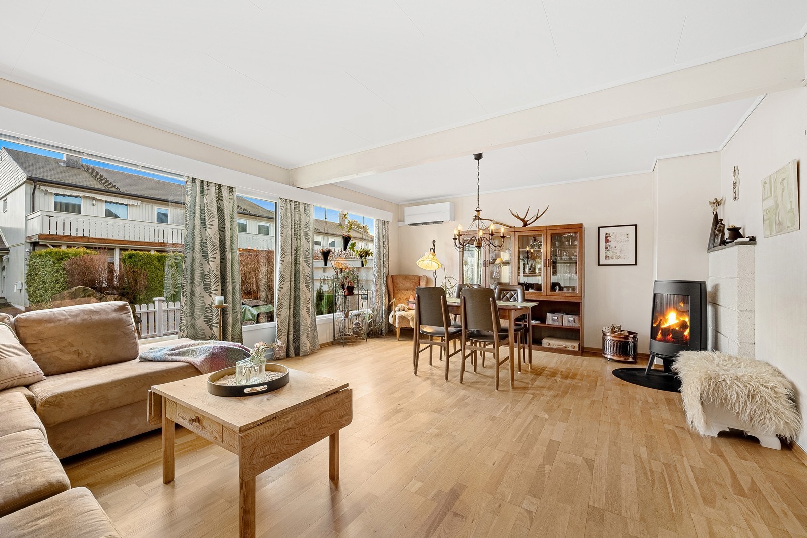 Romslig, åpen stue med et lyst og innbydende preg Galleribilde