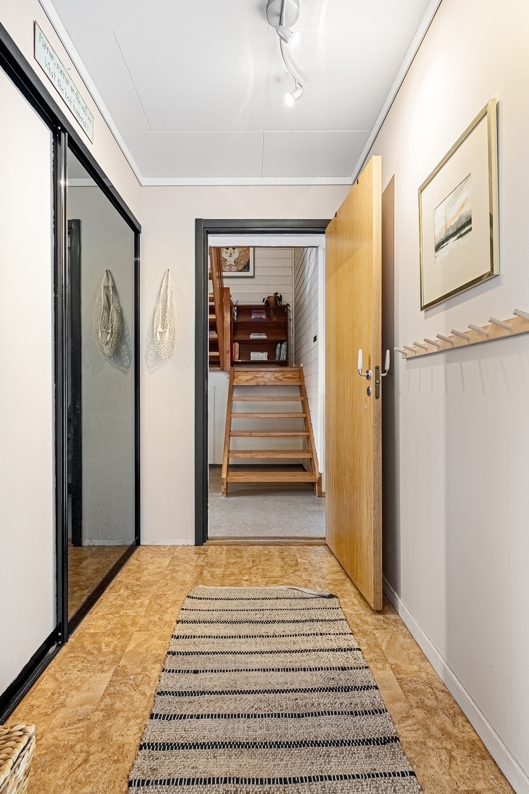 Velkommen inn! I entré er det en stor skyvedørsgarderobe - Ypperlig for oppbevaring av yttertøy og sko Galleribilde