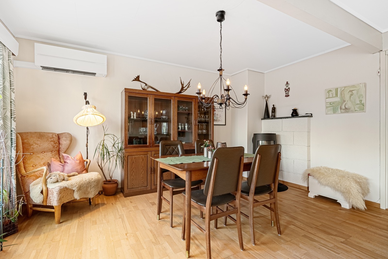 Varmepumpen er fra 2023 og vedovnen fra 2018 Galleribilde