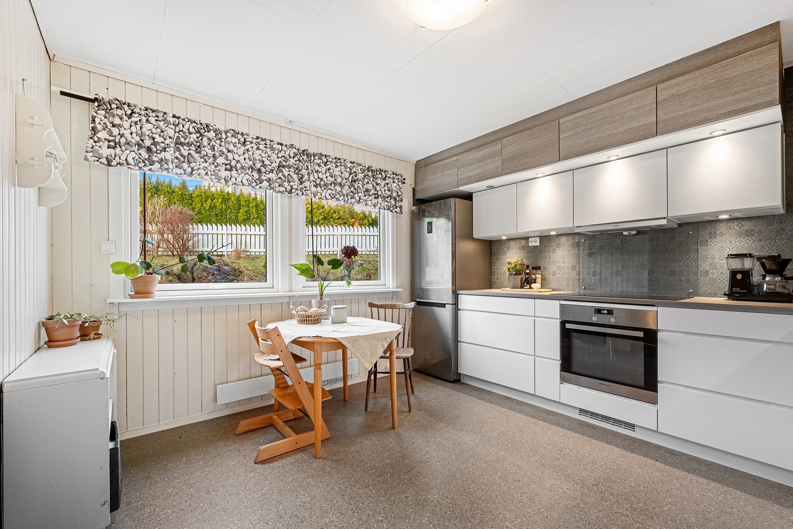 Kjøkkenbordet kan plasseres under vinduet for hyggelige måltider Galleribilde