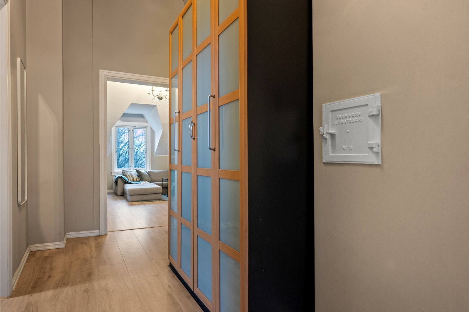 Garderobeløsning med skyvedører gir effektiv oppbevaring i entréen. Galleribilde