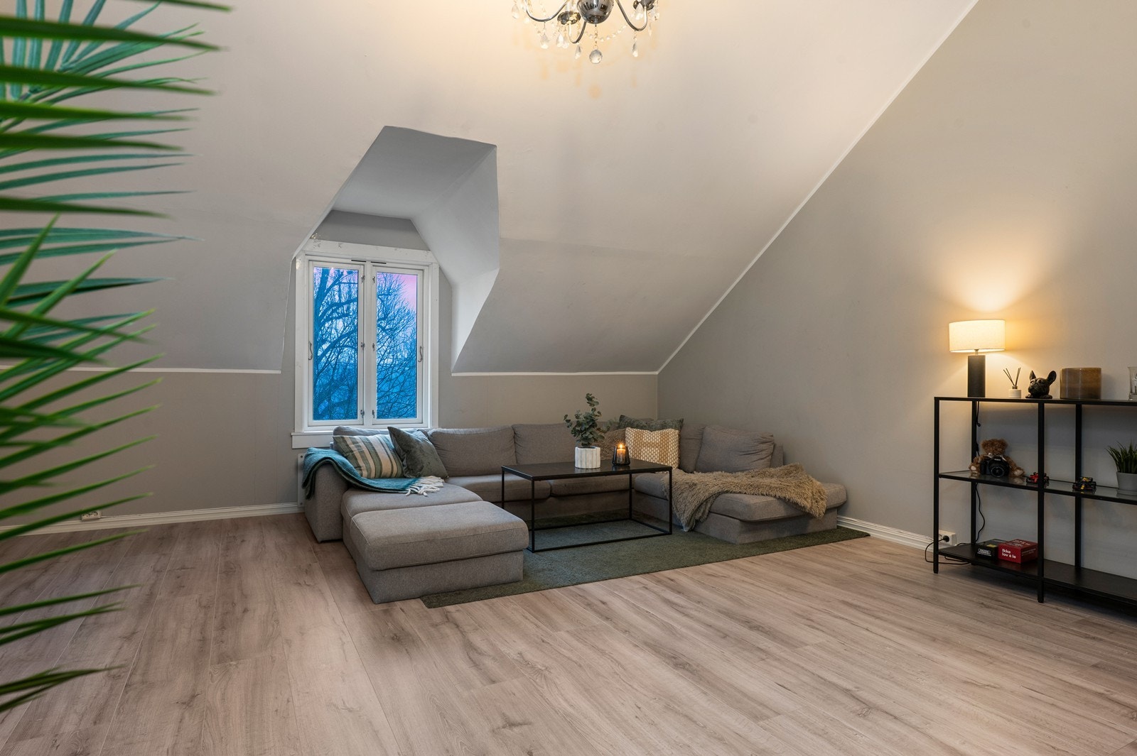 Laminatgulvet og slettmalte vegger gir en moderne finish til stuen. Galleribilde