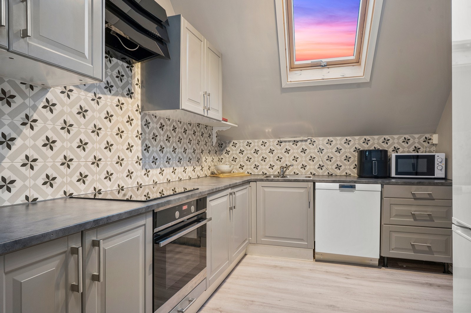 Kjøkkenet har profilerte fronter og en laminat benkeplate, samt integrert komfyr og platetopp. Kjøkkenventilator med kullfilter sørger for ventilasjon. Galleribilde