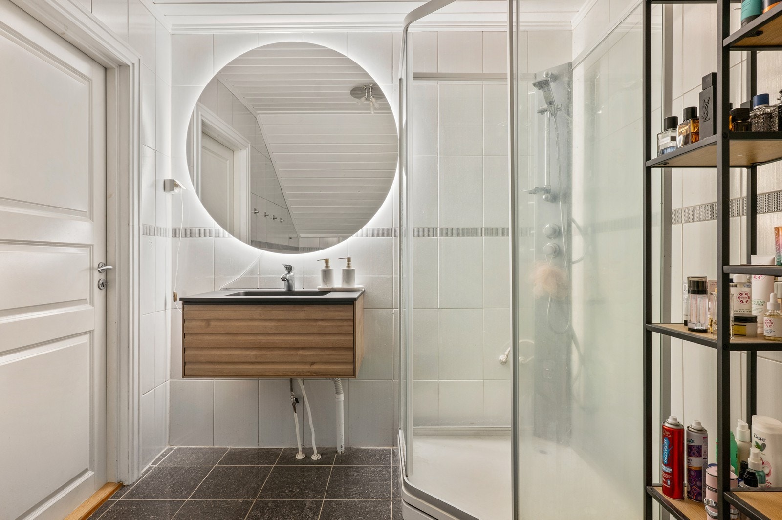 Dusjkabinett og nedfelt servant gir praktiske løsninger på badet. Galleribilde