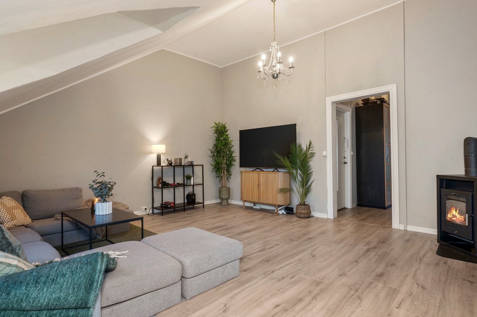 Peisovnen med glassfelt bidrar til en behagelig varme i oppholdsrommet. Galleribilde