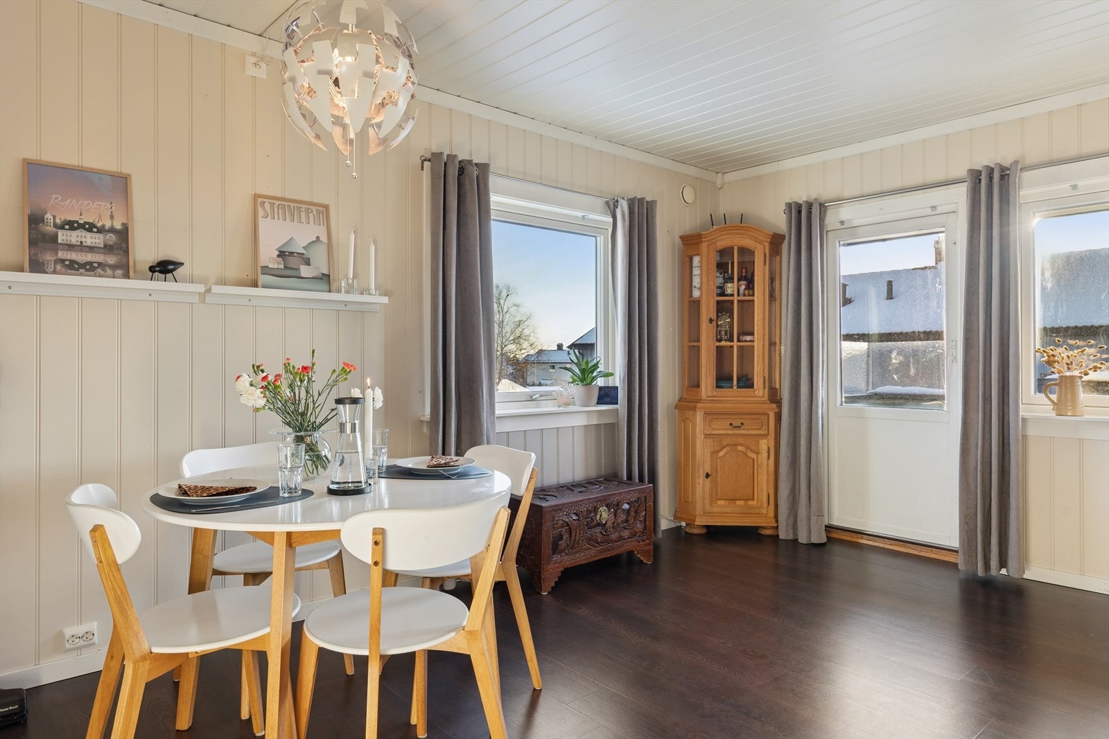 I stuen er det plass til spiseplass og sofagruppe. Galleribilde