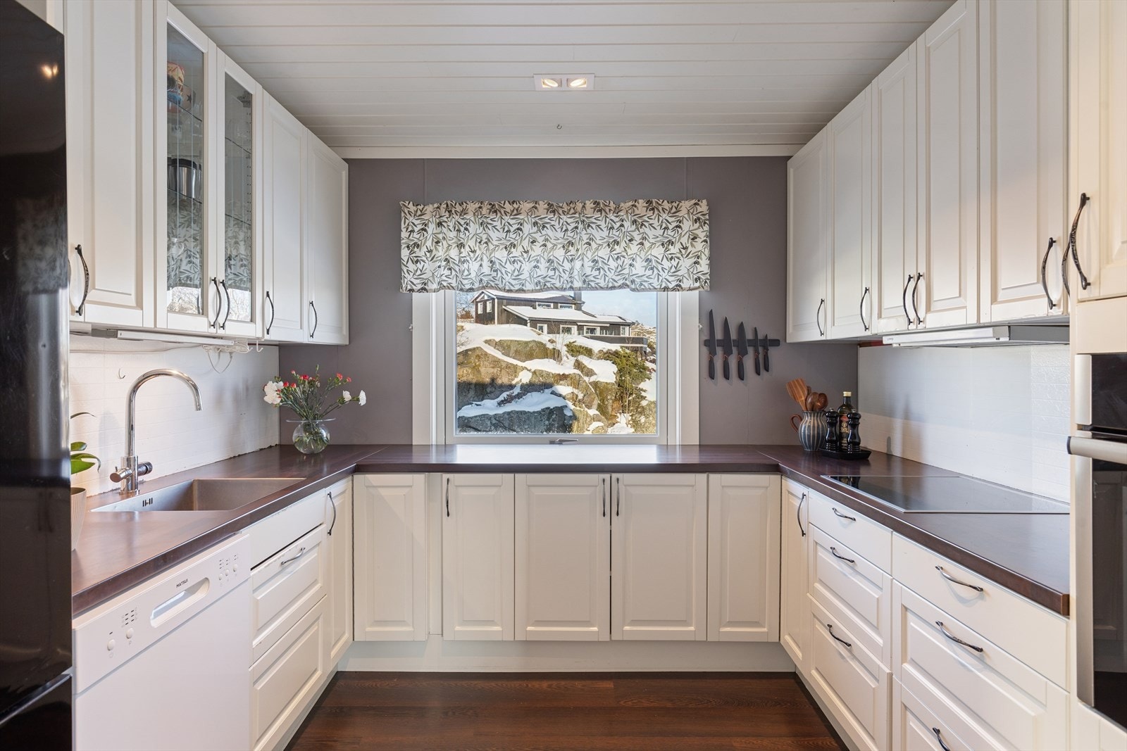 Kjøkkenet har rikelig med skap- og benkeplass. Galleribilde