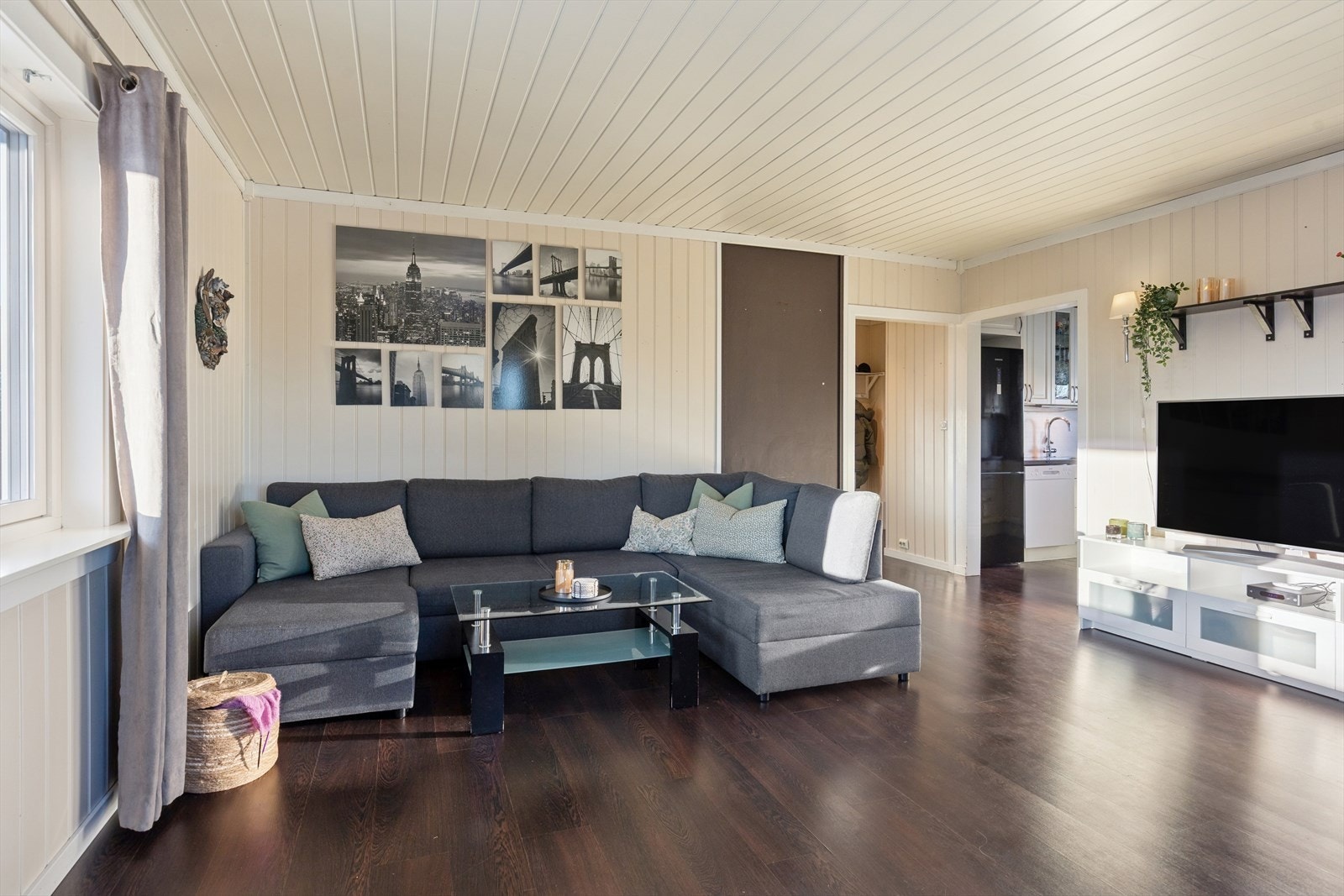 Hyggelig stue med godt med naturlig lys. Galleribilde