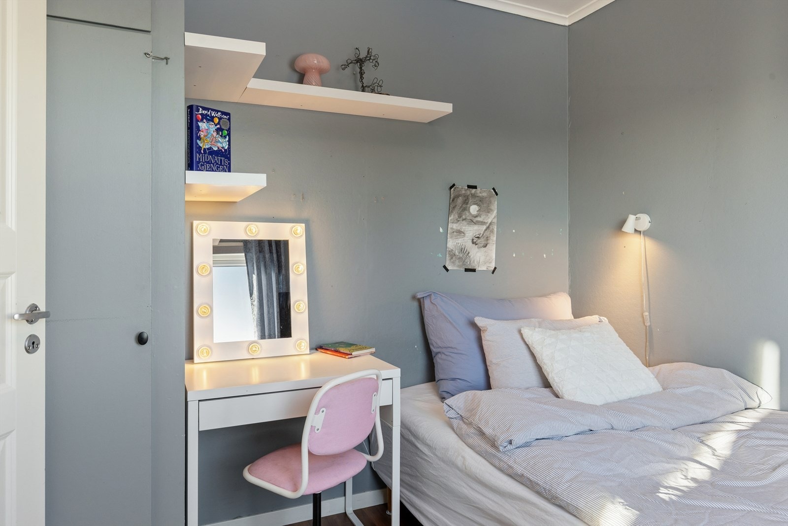 Boligen har 2 soverom, dette er det minste. Galleribilde