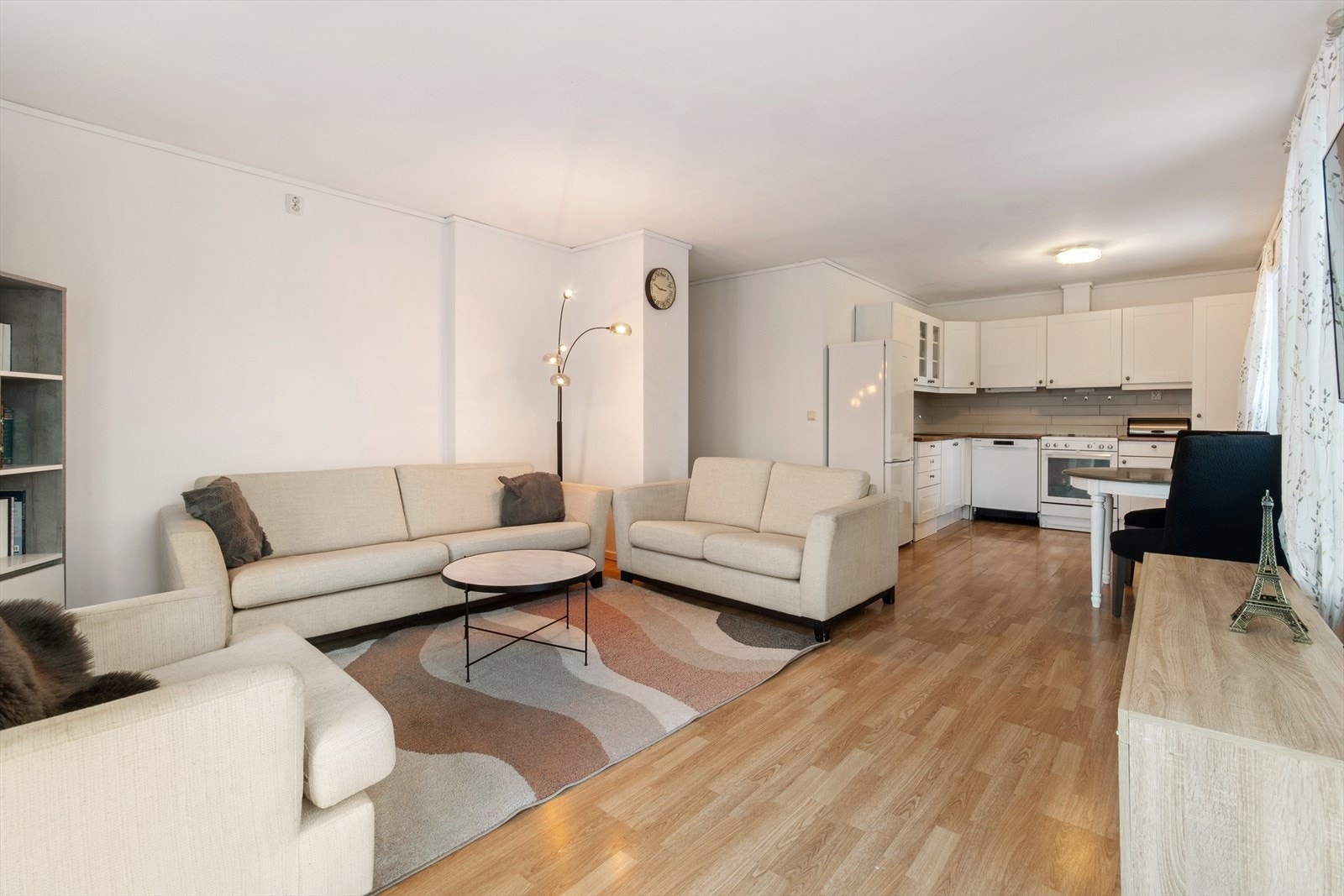 Stue/kjøkken er boligens naturlige samlingspunkt. Galleribilde