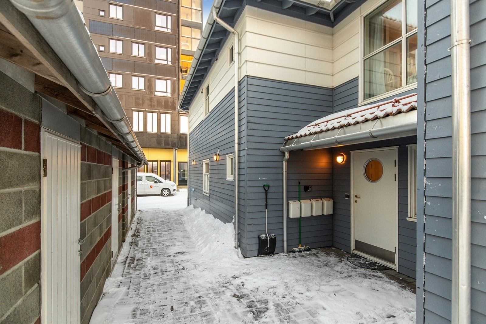 Inngangspartiet har en praktisk overbygget inngang og utvendig belysning. Galleribilde