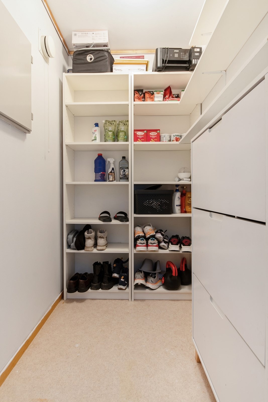 Praktisk bod med hyllesystem gir god oppbevaringsplass. Direkte adkomst fra soverommet. Galleribilde