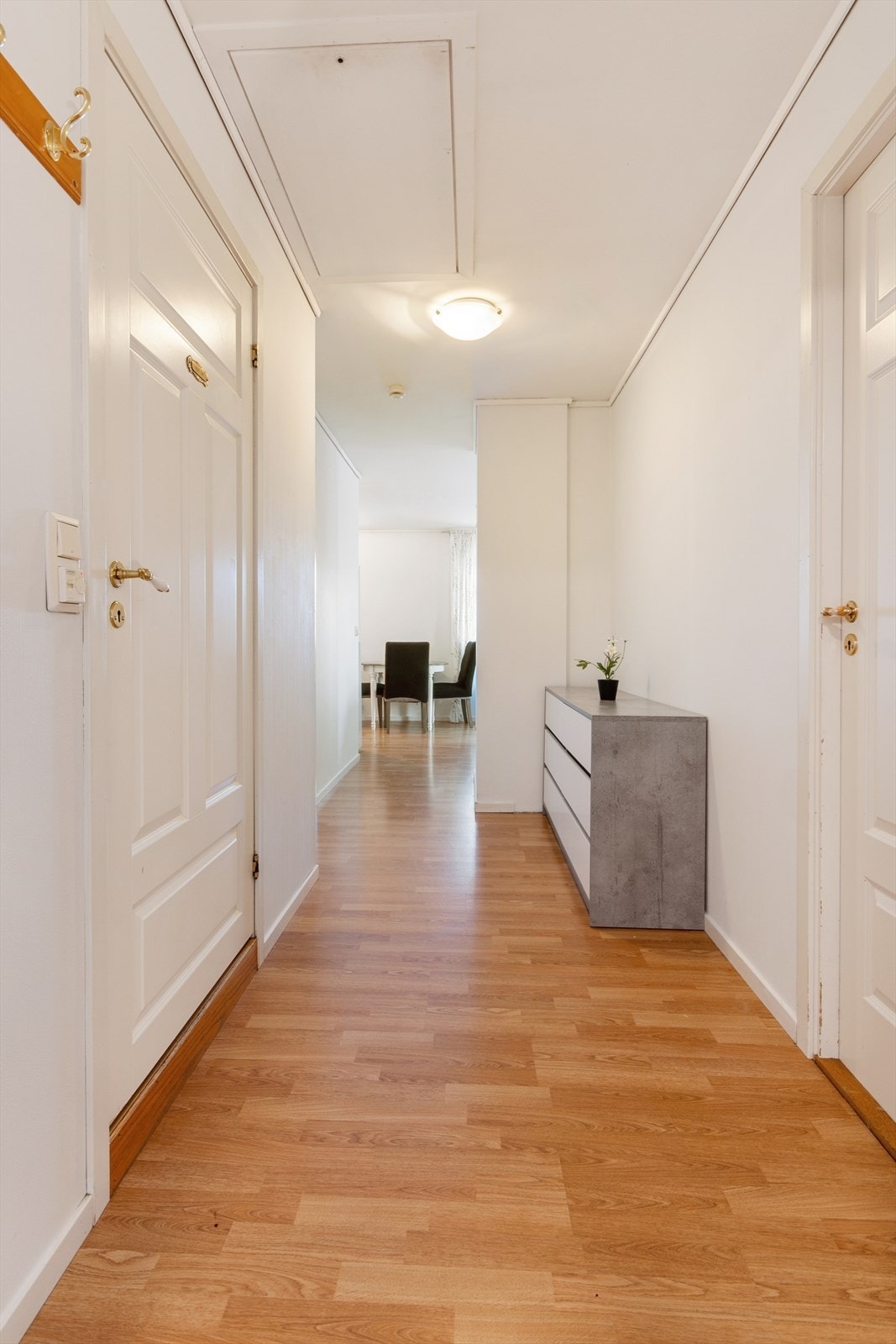 Man ønskes velkommen i en lys entré. Galleribilde