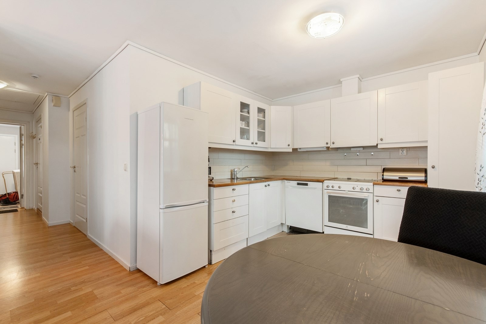 Åpent kjøkken mot stuen. Galleribilde