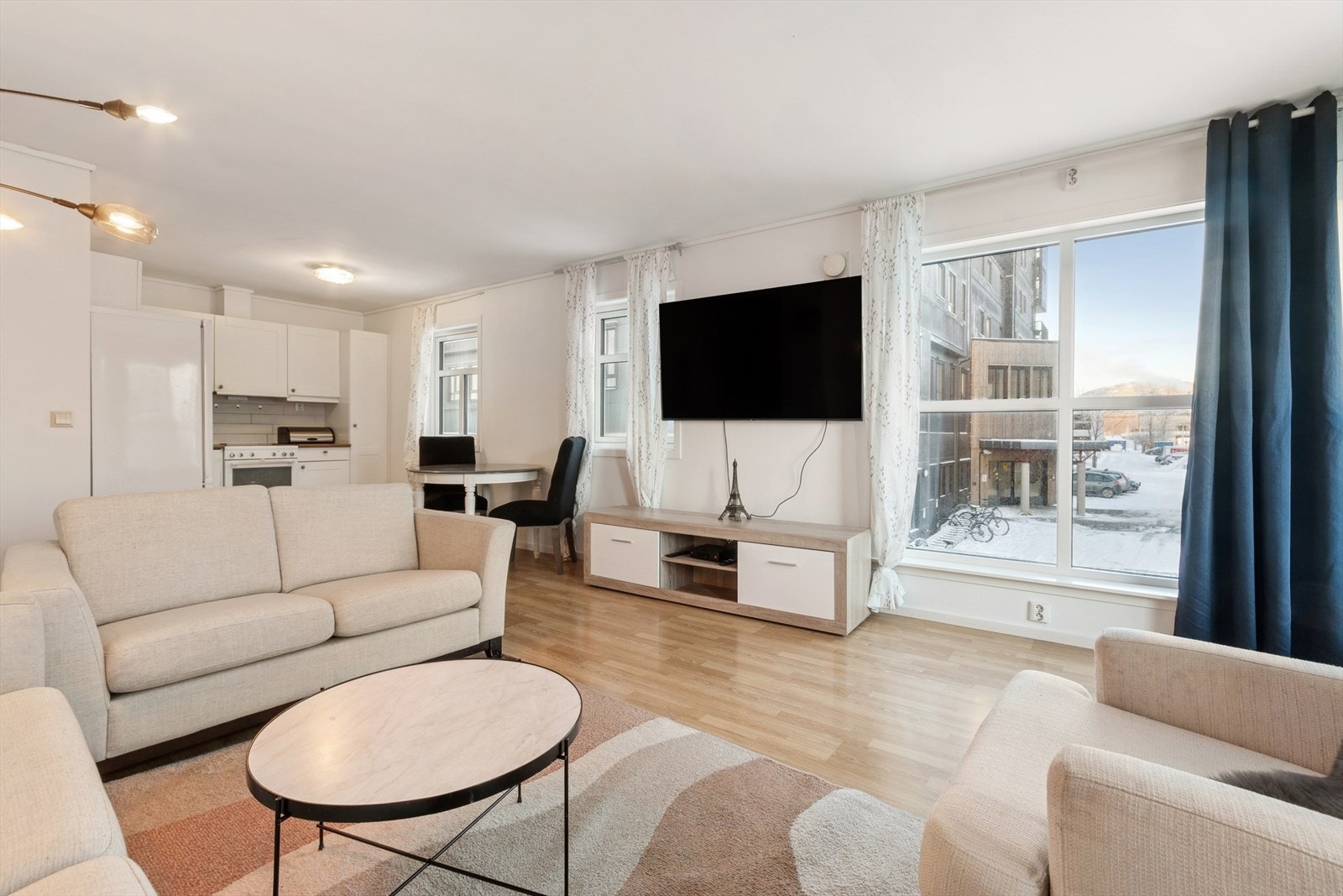 Åpen planløsning mellom stue og kjøkken gir god romfølelse. Galleribilde