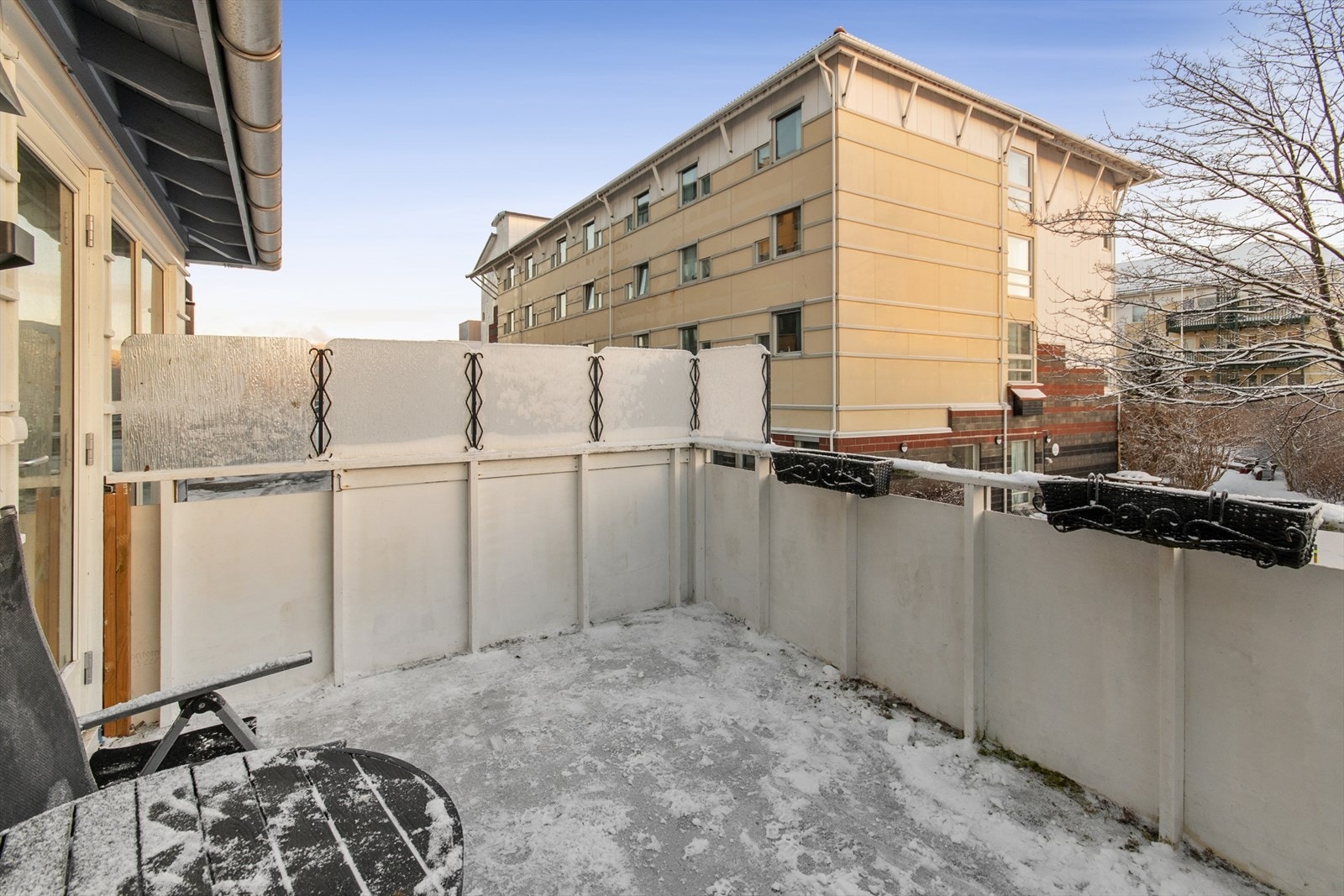 Balkongen har behov for utbedring, men gir en fin uteplass. Galleribilde