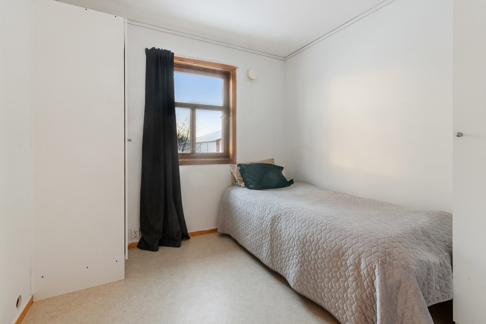 Soverommene har medfølgende garderobeskap. Galleribilde