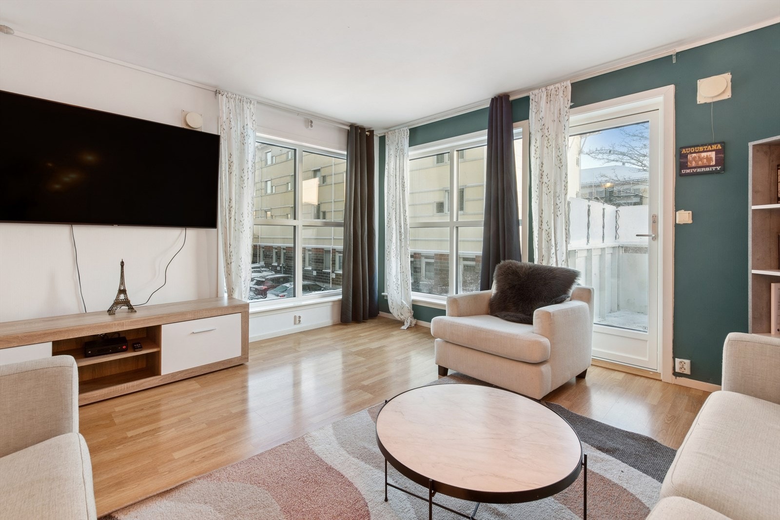 Store vindusflater gir rikelig med naturlig lysinnslipp i stuen. Galleribilde