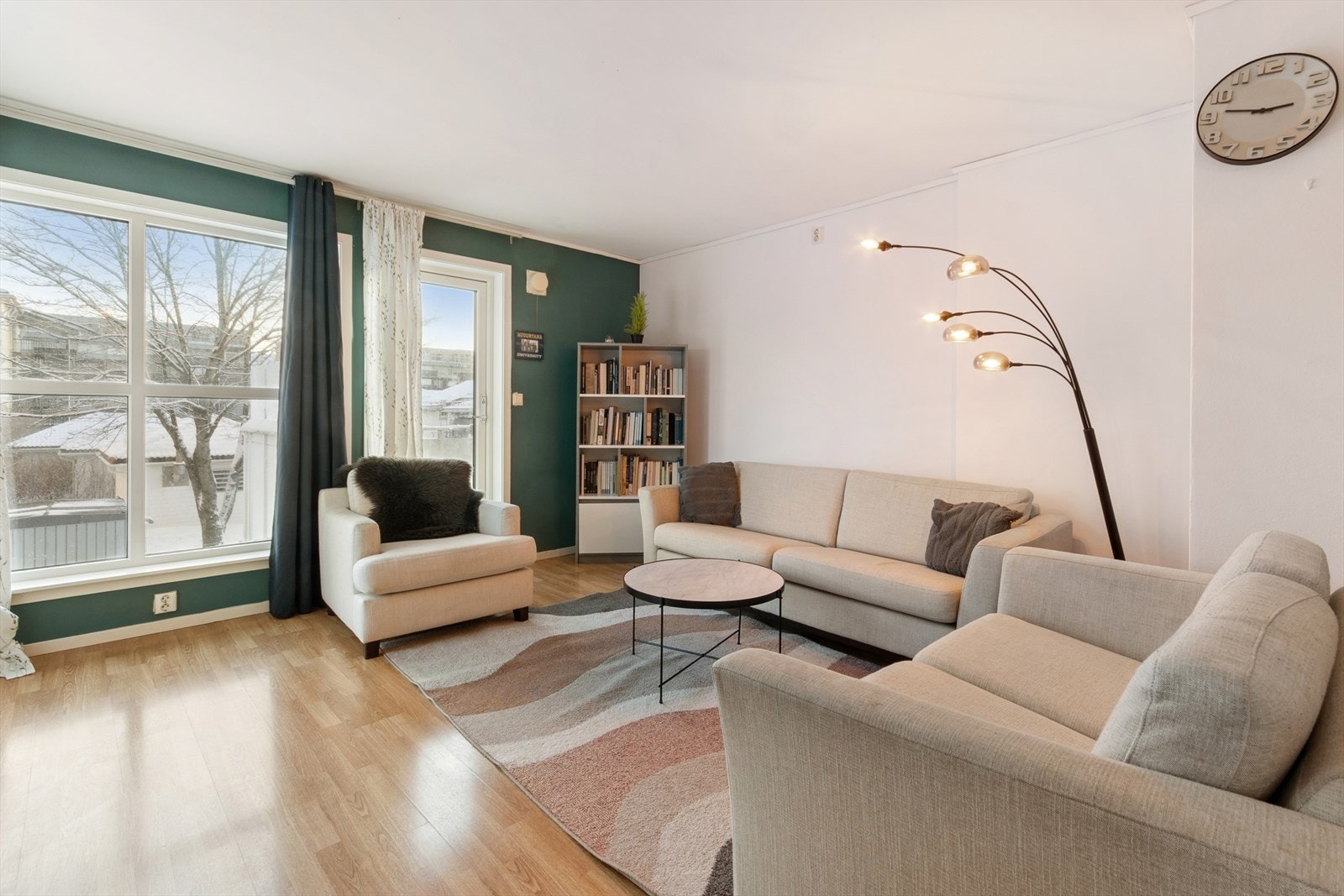 I stuen er det god plass til stor sofagruppe. Galleribilde