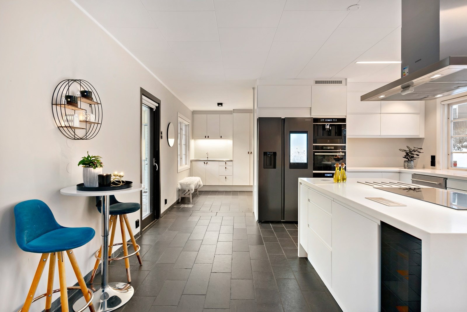 Det er to innganger til hoveddelen av huset. Den ene benyttes som gjesteinngang, mens man i det daglige selv bruker inngang nær garasje via vaskerom til kjøkkenet; dette har vært praktisk. Galleribilde