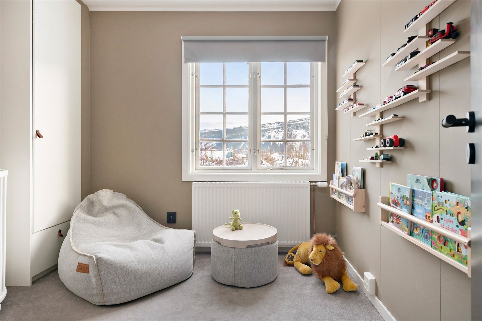 Soverom 3 av 5 i 2.etasje. Også dette er oppusset med moderne fargevalg og nye gulvflater. Galleribilde