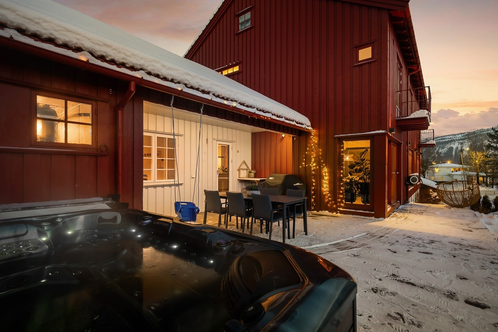 Eiendommen ligger sentralt til nær sentrumskjernen, og med kort vei til barneskole, ungdomsskole m.v. Har et stort hageareal og terrasse med jacuzzi som medfølger i handelen. Galleribilde