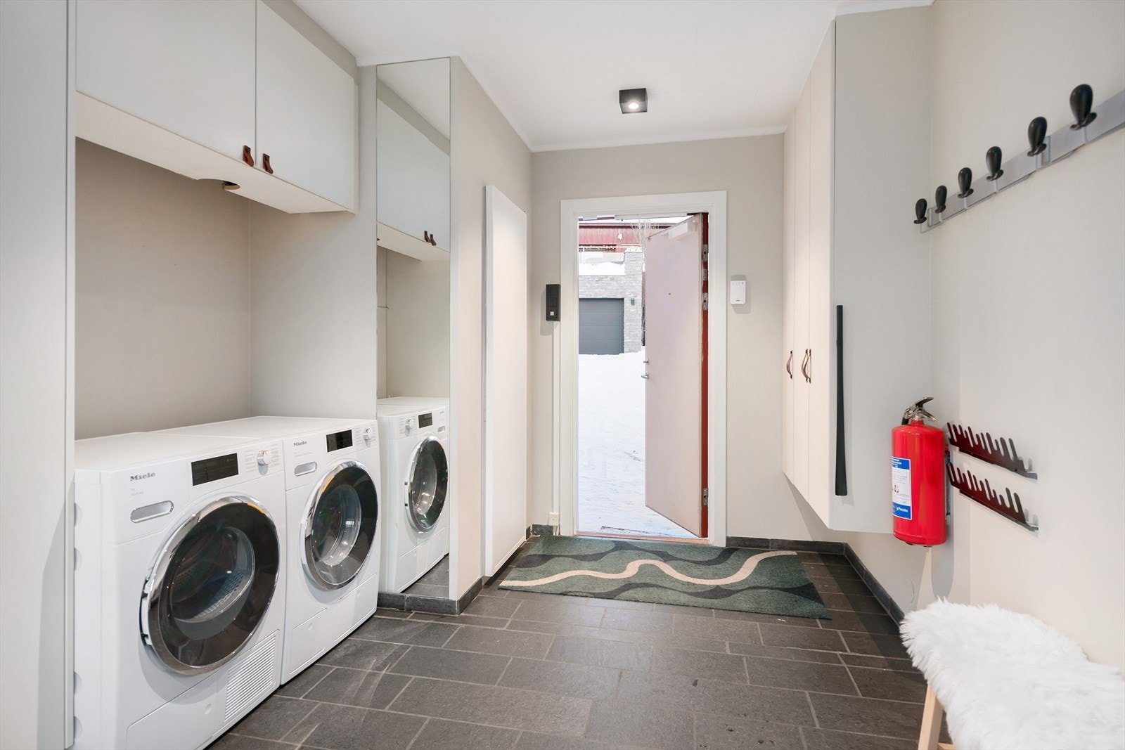 Vaskerom med biinngang. Galleribilde