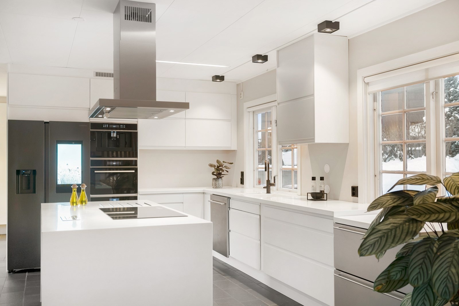Et elegant og innholdsrikt kjøkken som er nytt fra 2022. Rommet innehar også nyere gulv, belysning og hvitevarer. Galleribilde