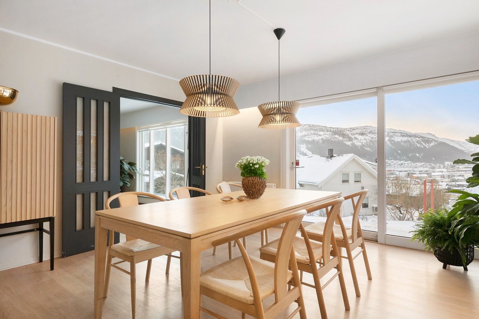 Legg merke til de flotte dørene og boligens opprinnelige gulv som er vel bevart i en modernisert utgave. Galleribilde