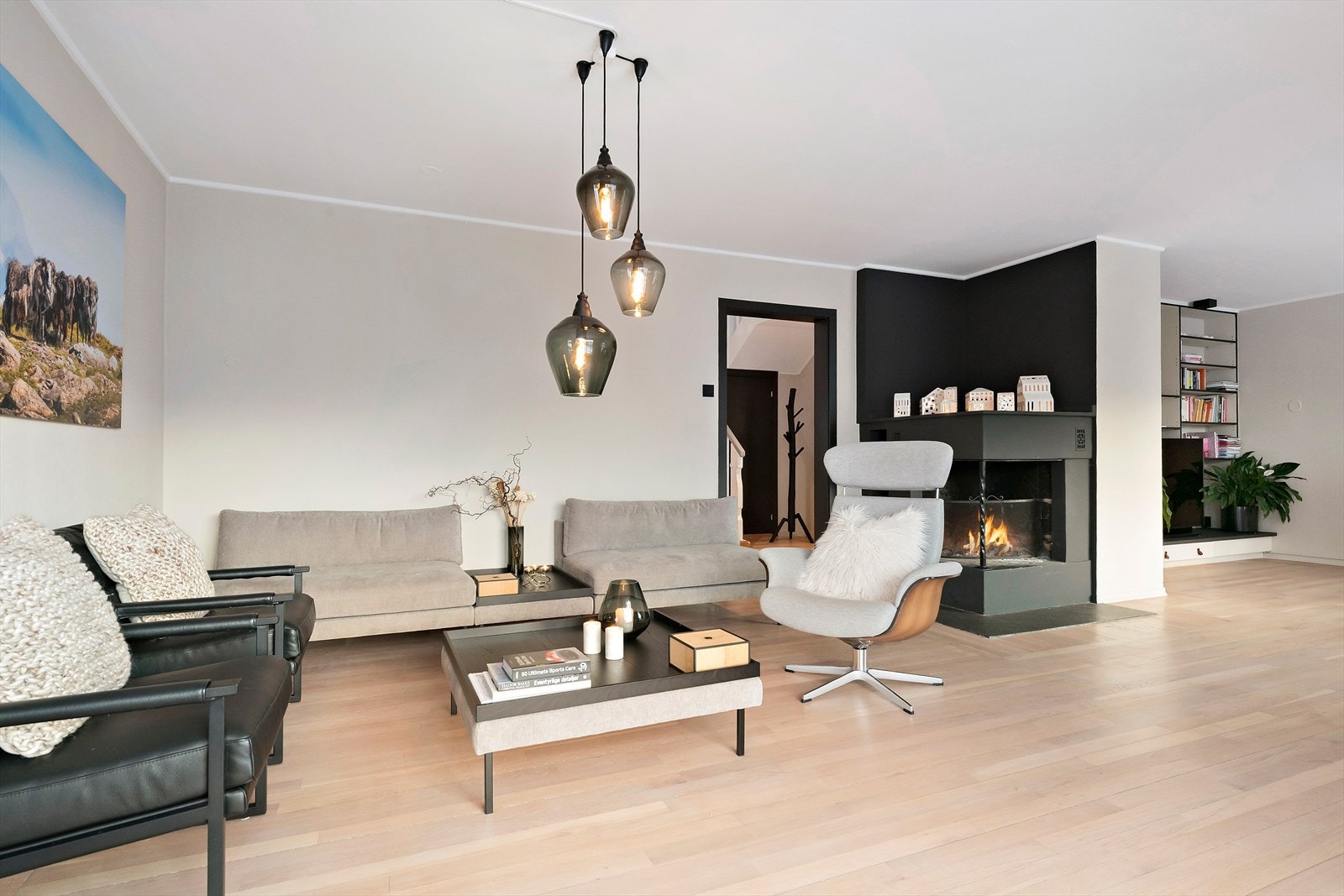 Dette er et selskapelig hus med rom for en stor familie, og det er svært god plass for mange gjester til bursdagsfeiring så vel som til middagsselskap og fest. Galleribilde