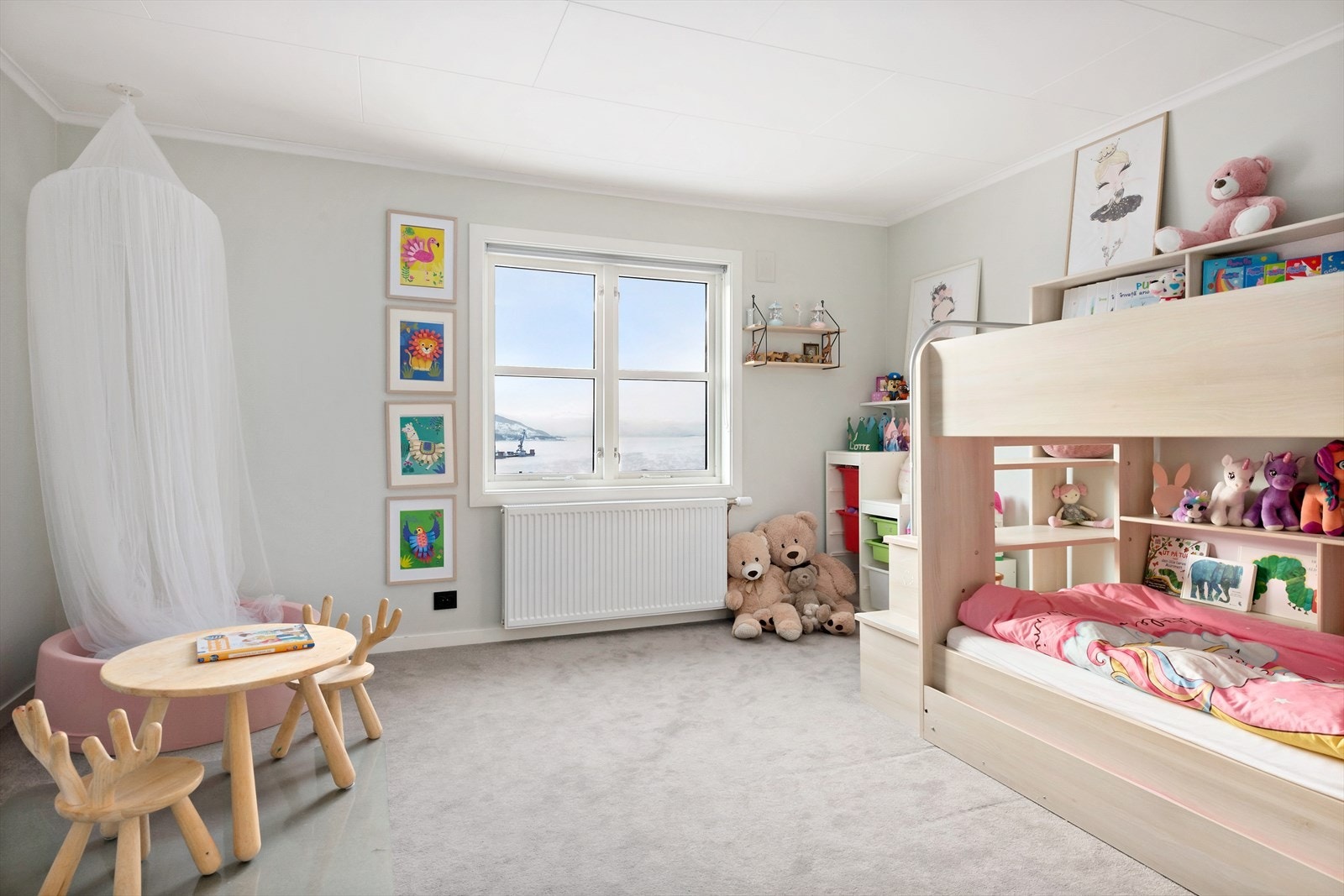 Soverom 2 av 5 i 2.etasje; absolutt alle rom i boligen er av særdeles god størrelse. Galleribilde