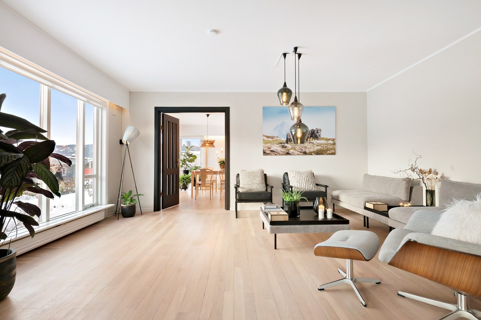 Velkommen inn i hovedstuen som ligger i 1.etasje. Her ser man et romslig areal, med store vinduflater som viser utsikten i samme retning som forigående foto. Galleribilde