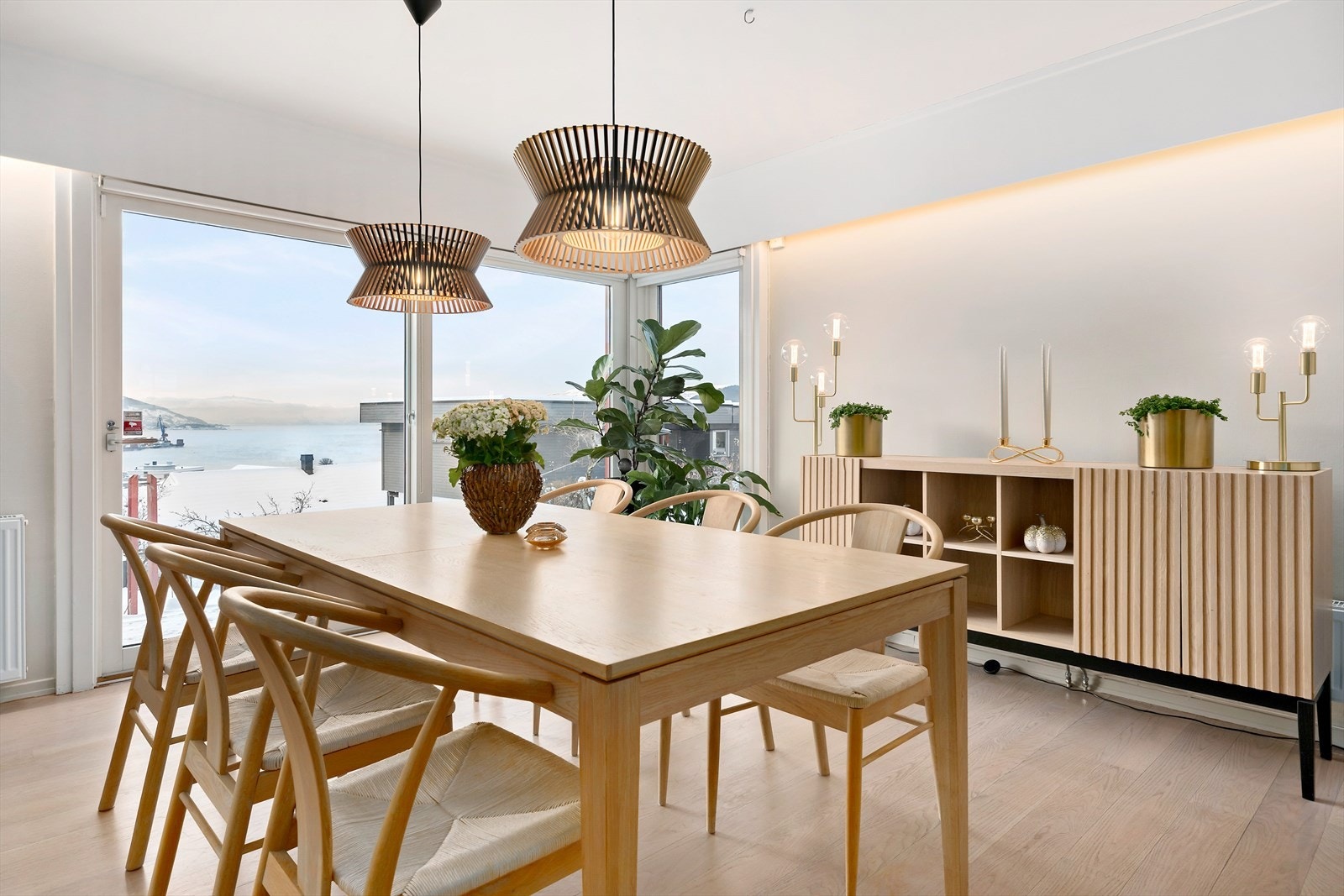 Spisestue ligger praktisk plassert rett ved kjøkkenet. Herfra er det skyvedører ut til terrasse og hage. Galleribilde