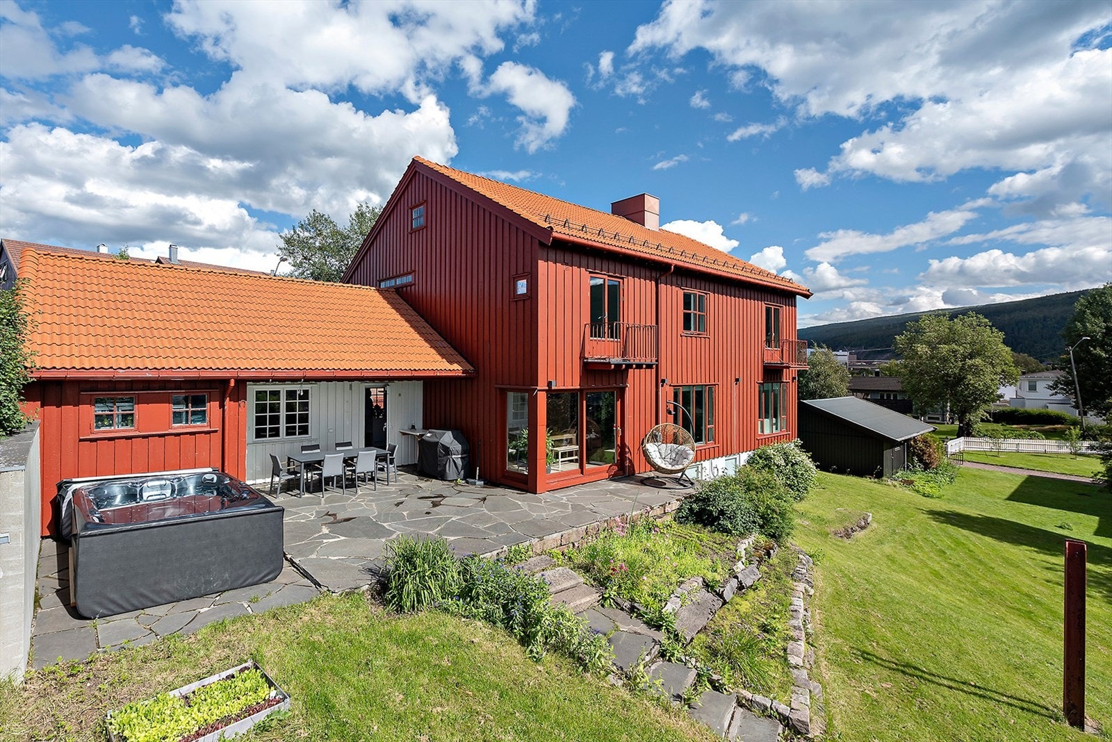 Totalt har eiendommen tomt på ca 1092 kvm. å boltre seg på. Stort hageområde og romslig innkjørsel på eiendommen. Galleribilde