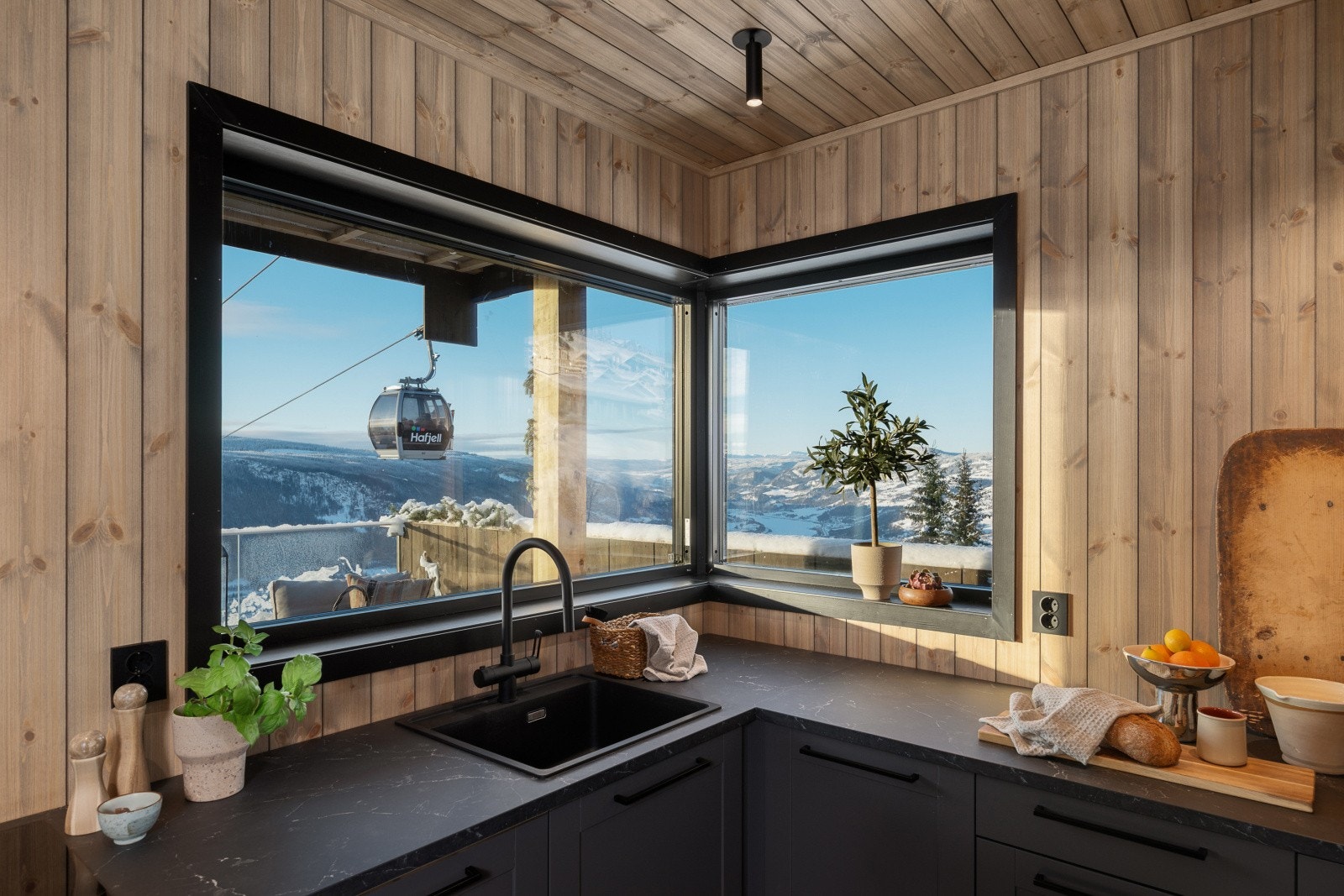 Fantastisk utsikt fra kjøkkenvinduet. Galleribilde