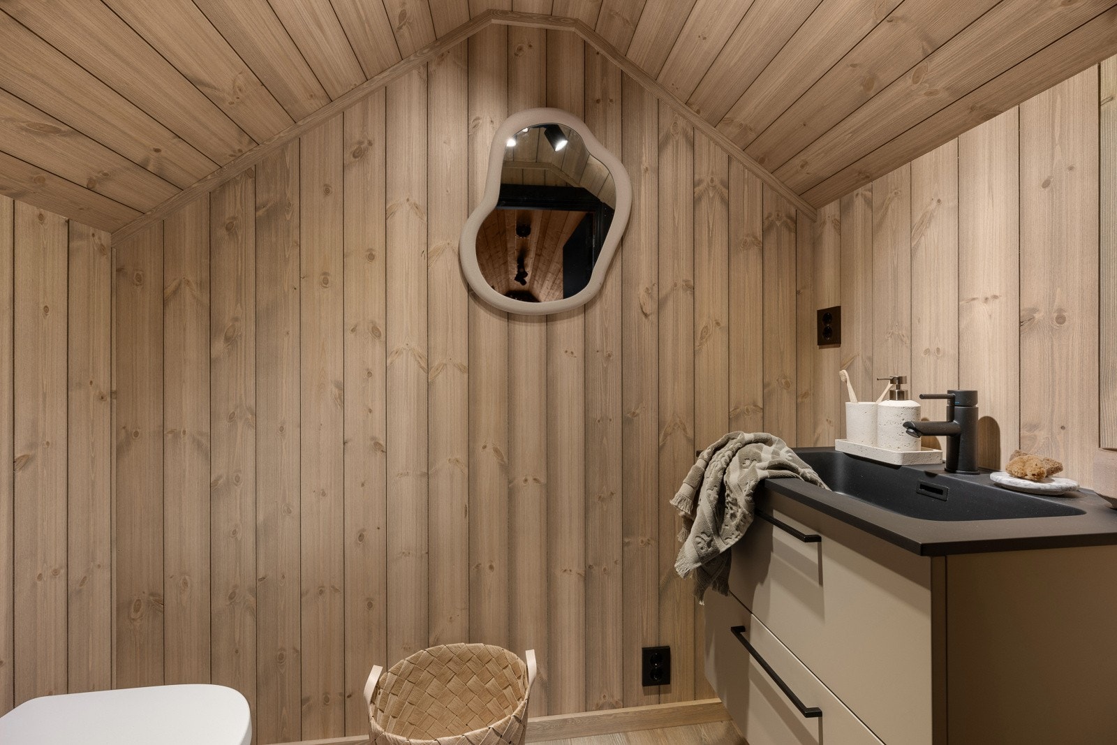 På hemsen er det i tillegg et praktisk toalettrom. Galleribilde