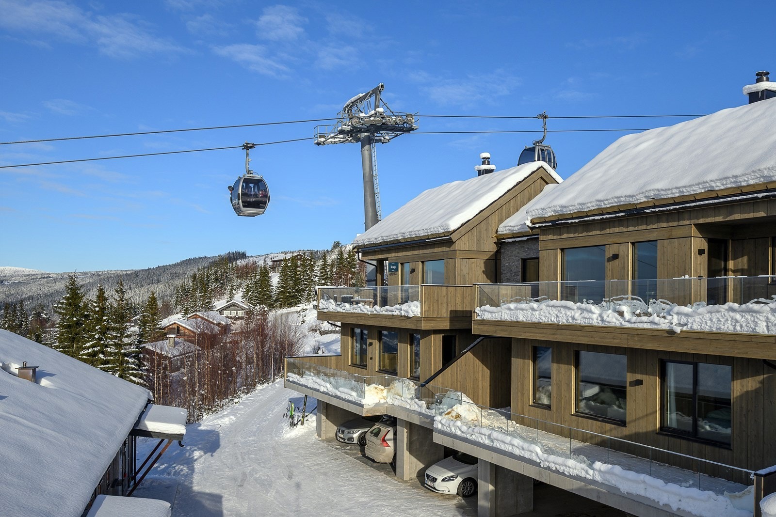 Leiligheten har 2 parkeringsplasser, begge med elbil-lader. Galleribilde