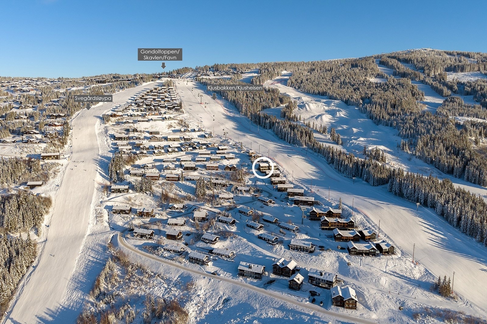 Hafjell Fjellandsby ligger inntil alpinbakkene som er flombelyst og tilbyr kveldskjøring. Galleribilde